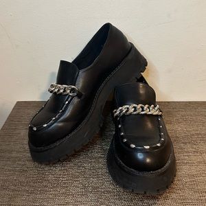 Chunky flat loafers with chain in black